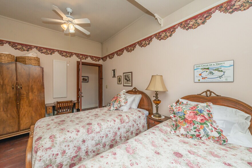 More Photos Of 481 Main St, Weaverville Hotel For Sale