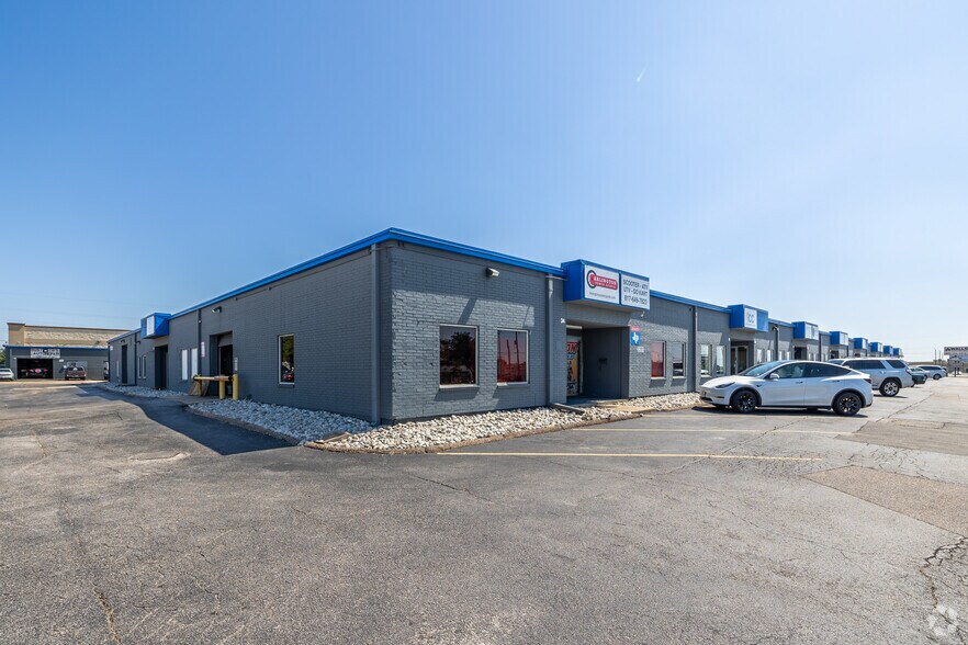 More Photos Of 3201-3207 E Pioneer Pky, Arlington Light Distribution For Lease