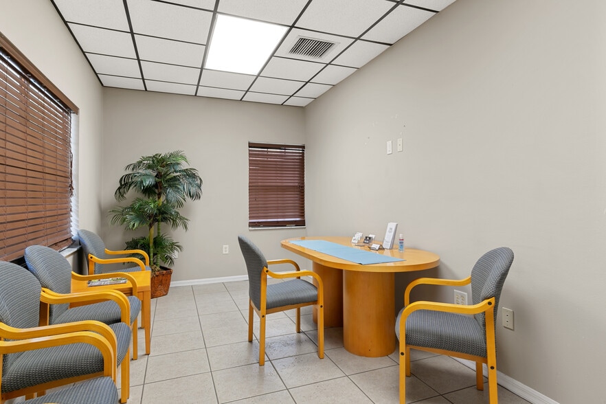 More Photos Of 1502 N Donnelly St, Mount Dora Office Residential For Lease