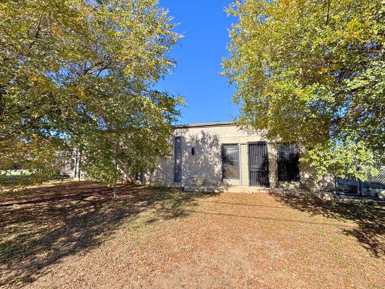 More Photos Of 3311 Roselawn Rd, San Antonio Office For Sale