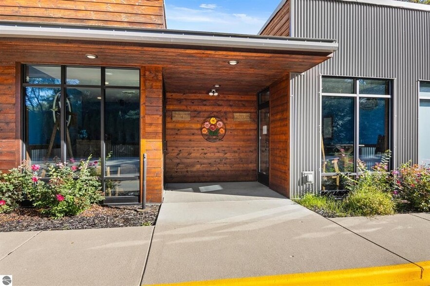 More Photos Of 11921 SE Torch Lake Dr, Alden Restaurant For Sale