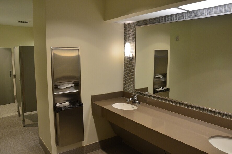 More Photos Of 15400 Knoll Trail Dr, Dallas Office For Lease