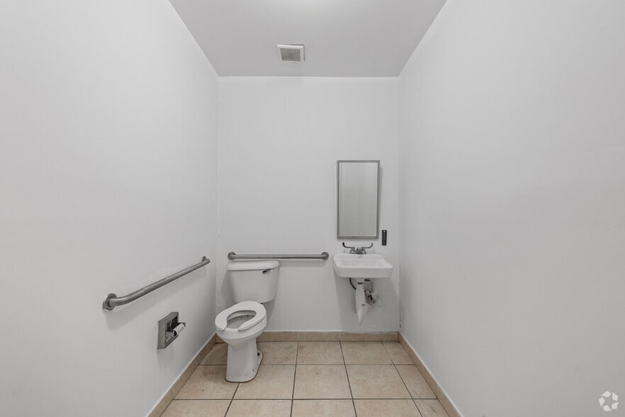 More Photos Of 13420-13432 NW 38th Ct, Opa Locka Warehouse For Lease