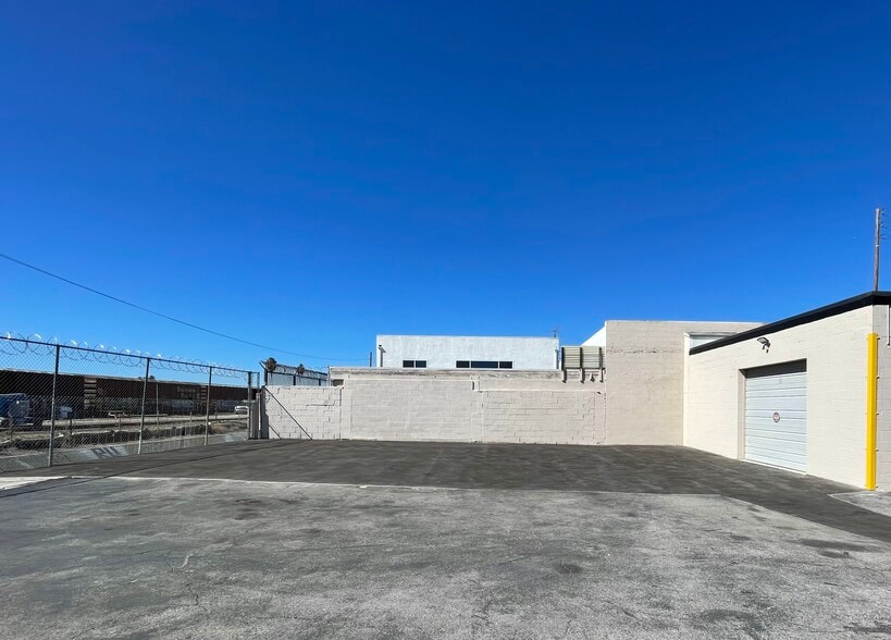 More Photos Of 13926 Saticoy St, Panorama City Warehouse For Lease