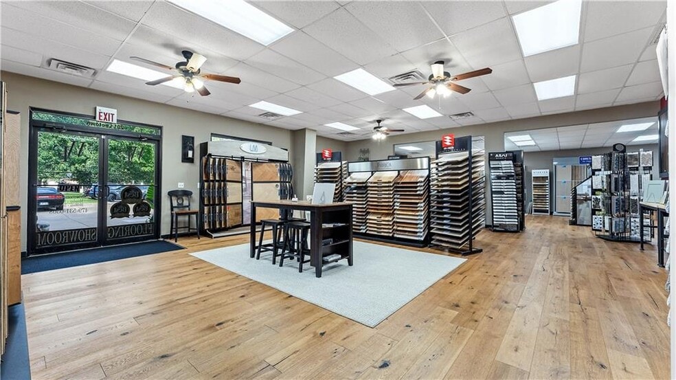 More Photos Of 201-229 Lee Town Rd, Pea Ridge Storefront For Sale