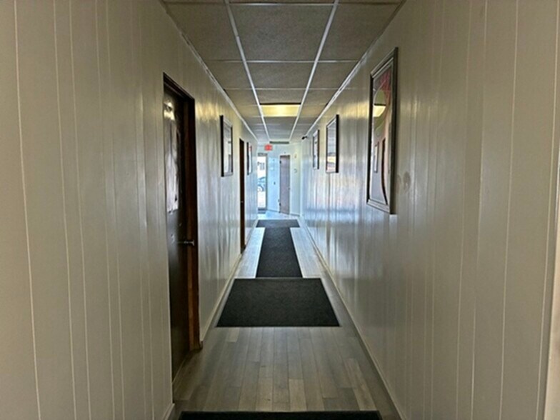 More Photos Of 444 S Central Ave, Marshfield Flex For Sale