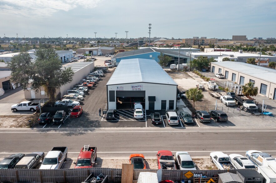 More Photos Of 320 Warfield Ave, Venice Warehouse For Sale