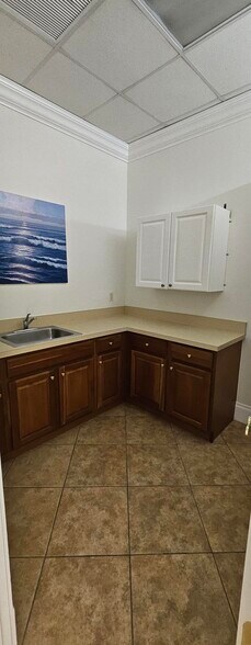 More Photos Of 2154 Trade Center Way, Naples Showroom For Sale