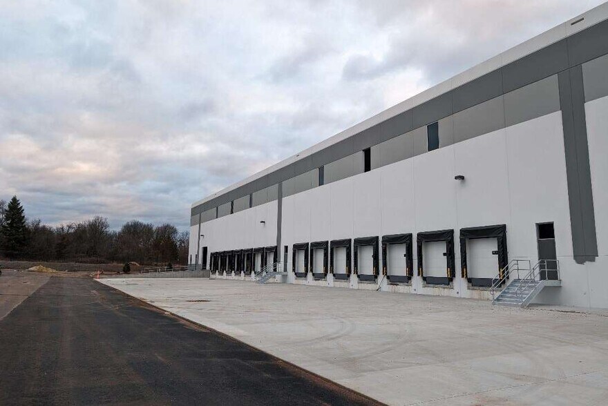 More Photos Of 110 Belmont Dr, Somerset Warehouse For Lease