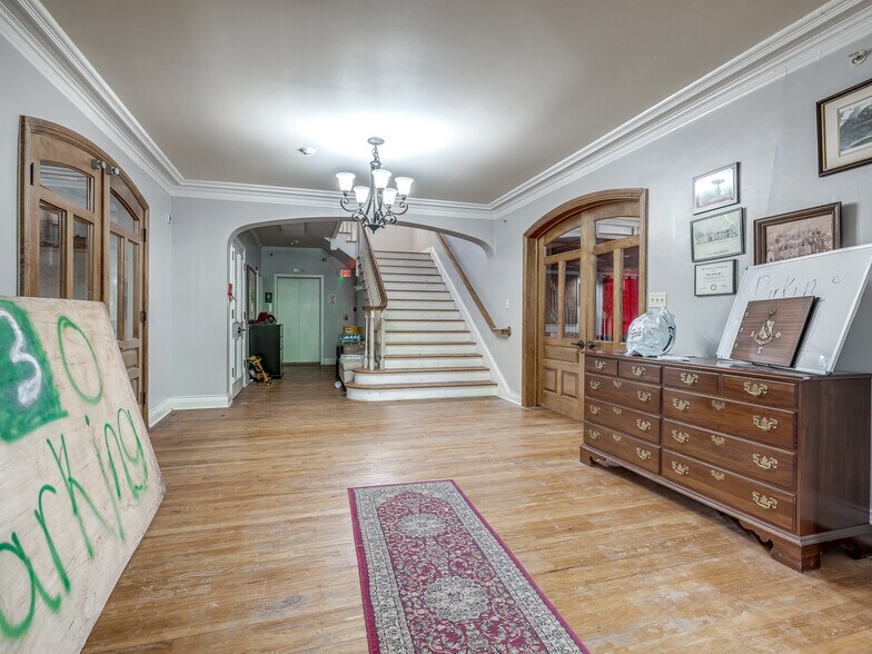 More Photos Of 702 S Lahoma Ave, Norman Dormitory For Sale