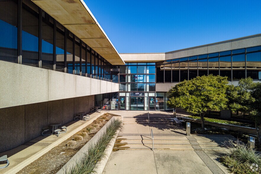 More Photos Of 3200 E Airfield Dr, Dallas Office For Sale
