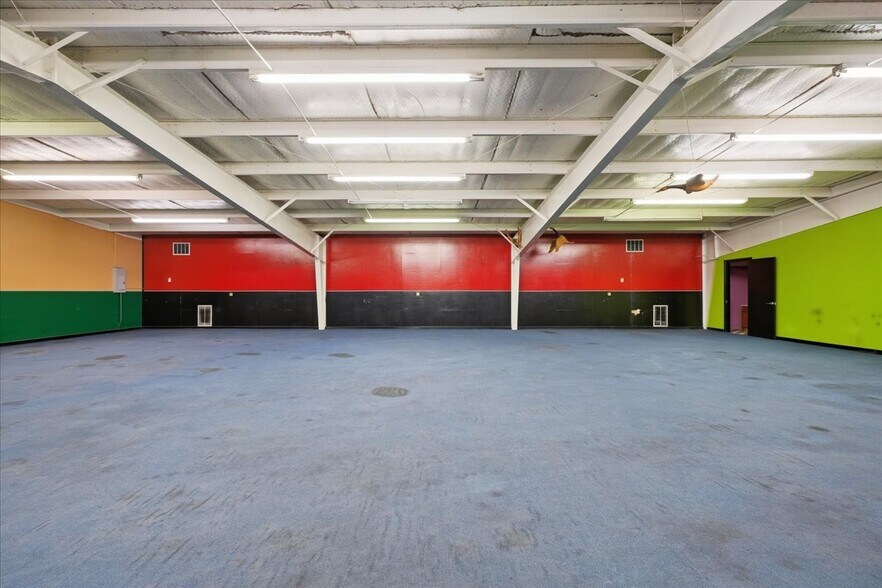 More Photos Of 3118 E Slaton Hwy, Lubbock Showroom For Sale