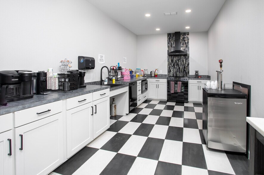 More Photos Of 2850 S Southwest Loop 323, Tyler Distribution For Sale