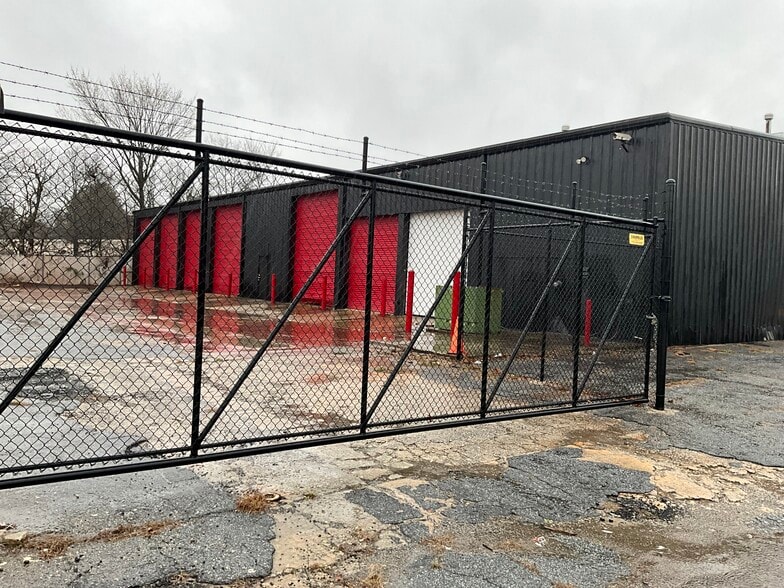 More Photos Of 2441 N Main St, East Point Service For Sale