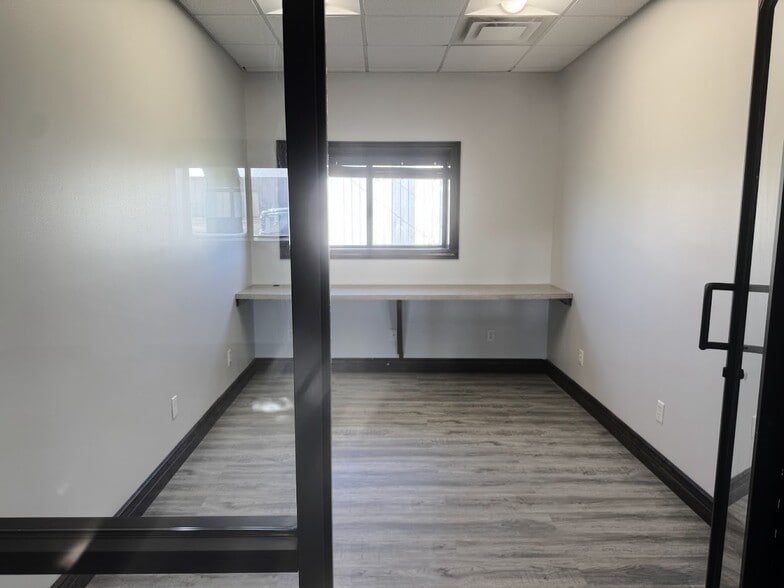 More Photos Of 1015 W Woodside St, Mcpherson Industrial For Sale