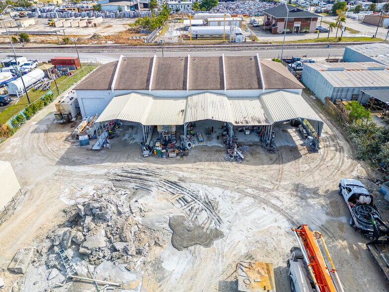 More Photos Of 2700 Evans Ave, Fort Myers Light Manufacturing For Lease