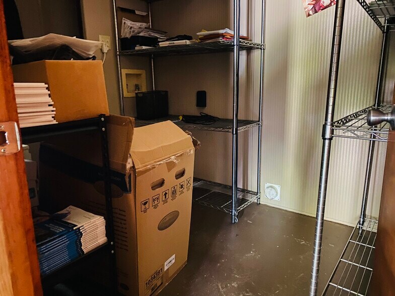 More Photos Of 823 Highway 56, Calico Rock Office For Sale