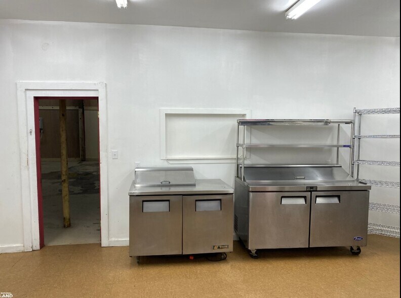 More Photos Of 1701 S Timber St, Stuttgart Office Residential For Sale