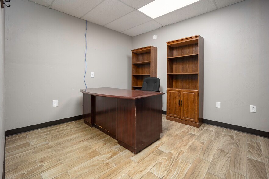 More Photos Of 401 S Ranchwood Blvd, Yukon Flex For Sale