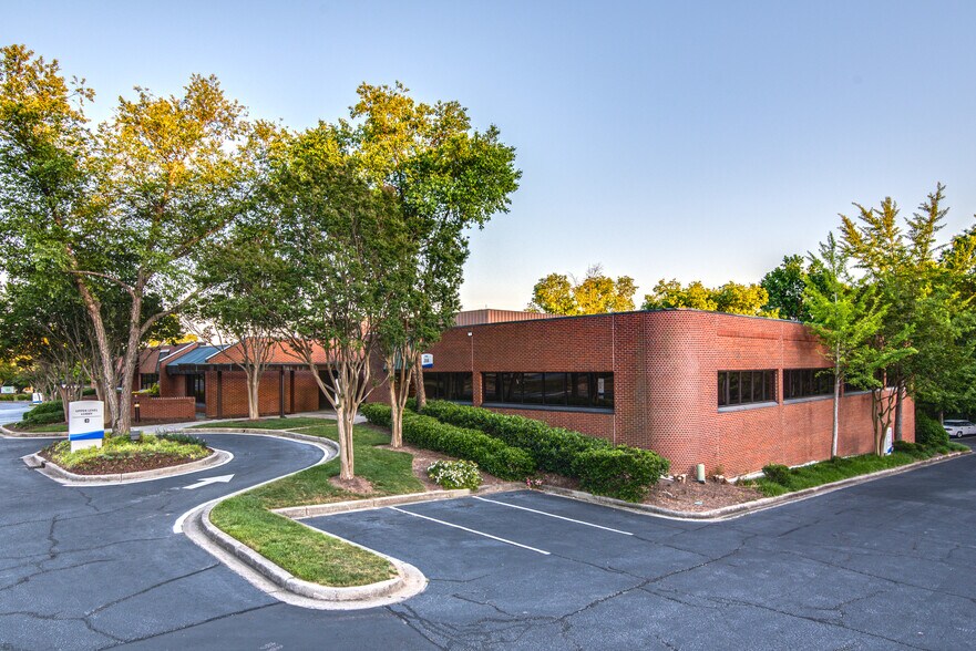 More Photos Of 10 Enterprise Blvd, Greenville Medical For Lease