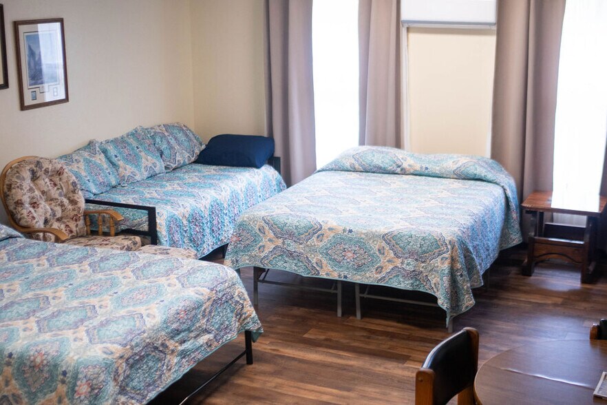 More Photos Of 402 Mae Orr St, Enfield Hotel For Sale