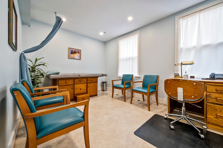 More Photos Of 16 Church St, Orangeville Flex For Sale