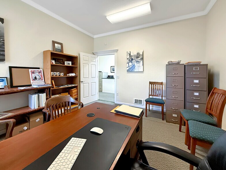 More Photos Of 624 Fleet St, Brookings Office For Sale