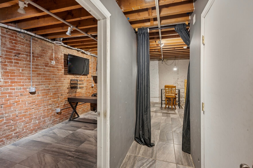 More Photos Of 27 N 2nd St, Philadelphia Storefront For Lease