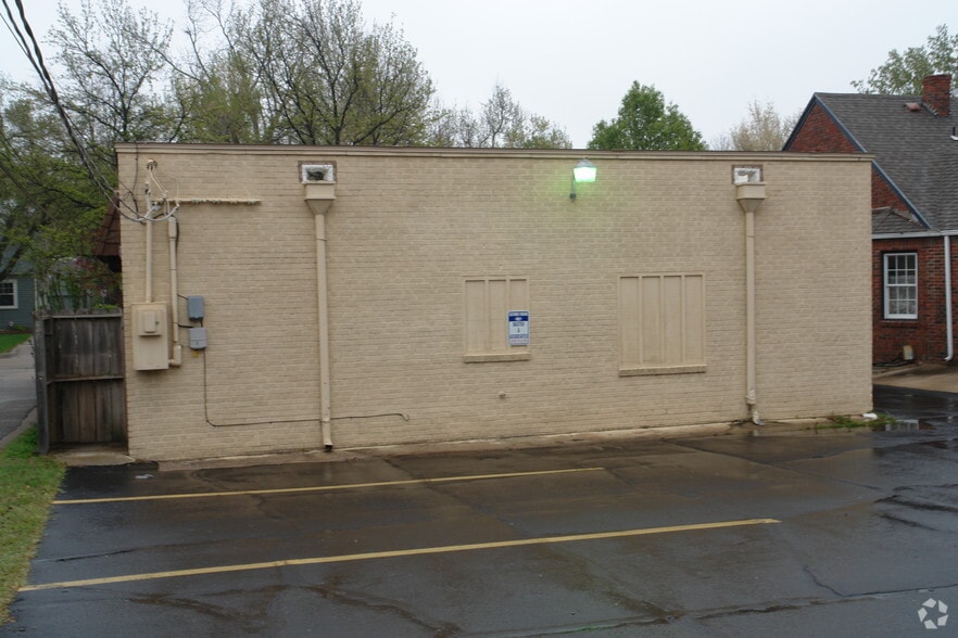 More Photos Of 133 N Glendale St, Wichita Office For Sale