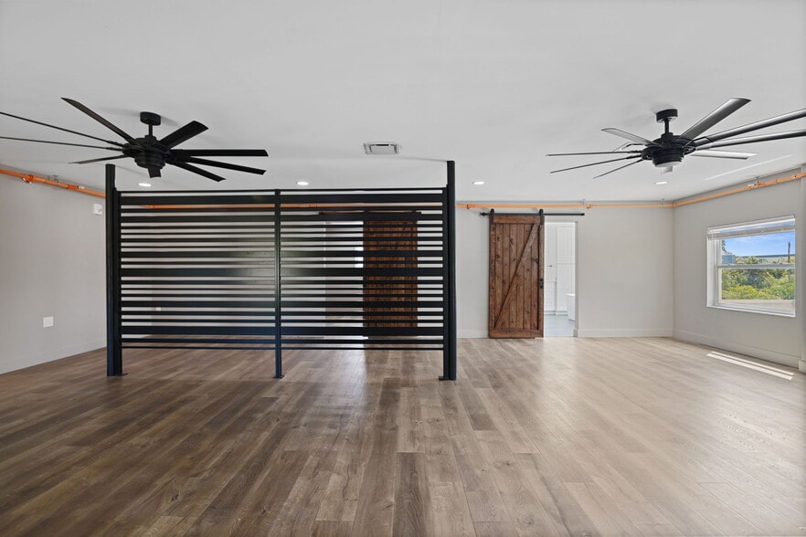 More Photos Of 10830 Navajo Dr, Saint Petersburg Showroom For Sale