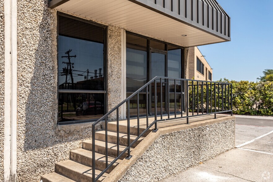 More Photos Of 4301-4321 Lindbergh Dr, Addison Industrial For Sale