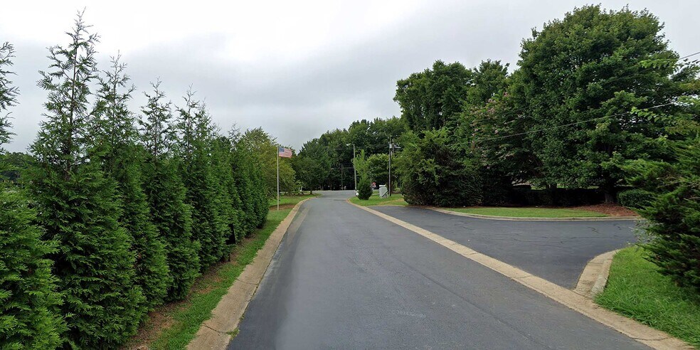 More Photos Of 7229 Albemarle Rd, Charlotte Office For Sale