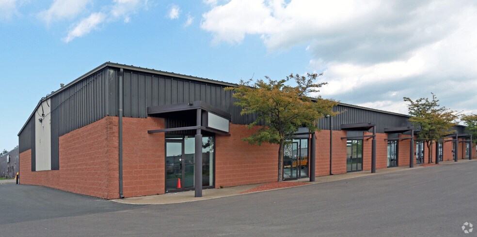 More Photos Of 35 Seapark Dr, St Catharines Showroom For Lease