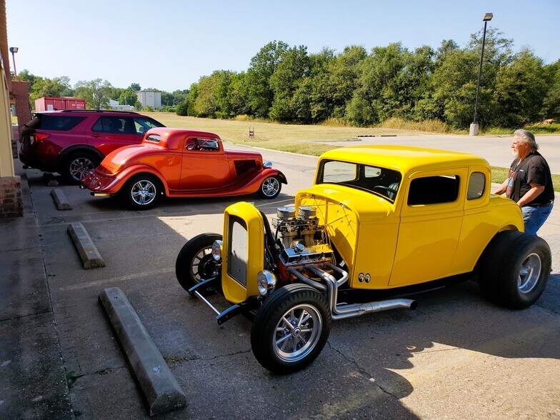 More Photos Of 1617 N Summit St, Arkansas City Hotel For Sale