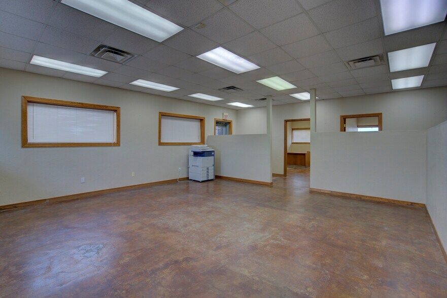 More Photos Of 2830 NW 32nd St, Newcastle Office For Sale
