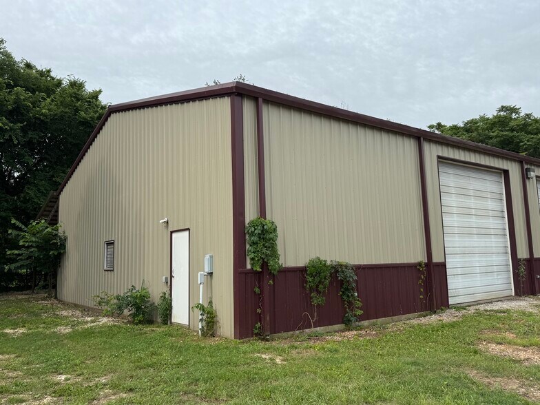 More Photos Of 12329 Three Elms Rd, Farmington Service For Lease