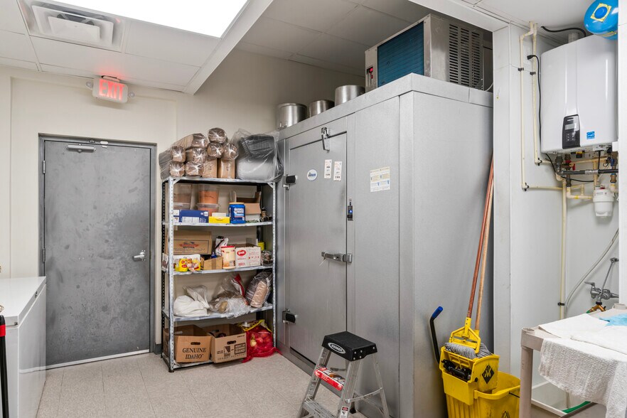 More Photos Of 322-323 W Lee Hwy, Warrenton Freestanding For Lease