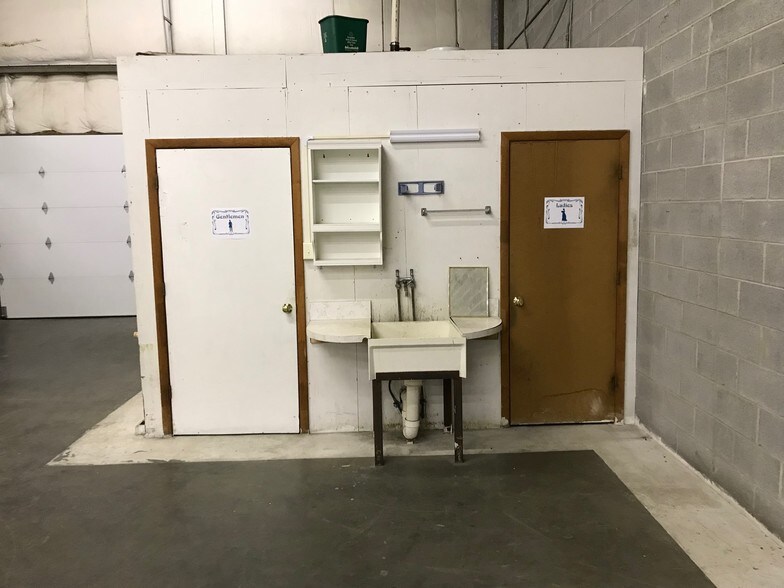 More Photos Of 214 Fort Collier Rd, Winchester Warehouse For Lease