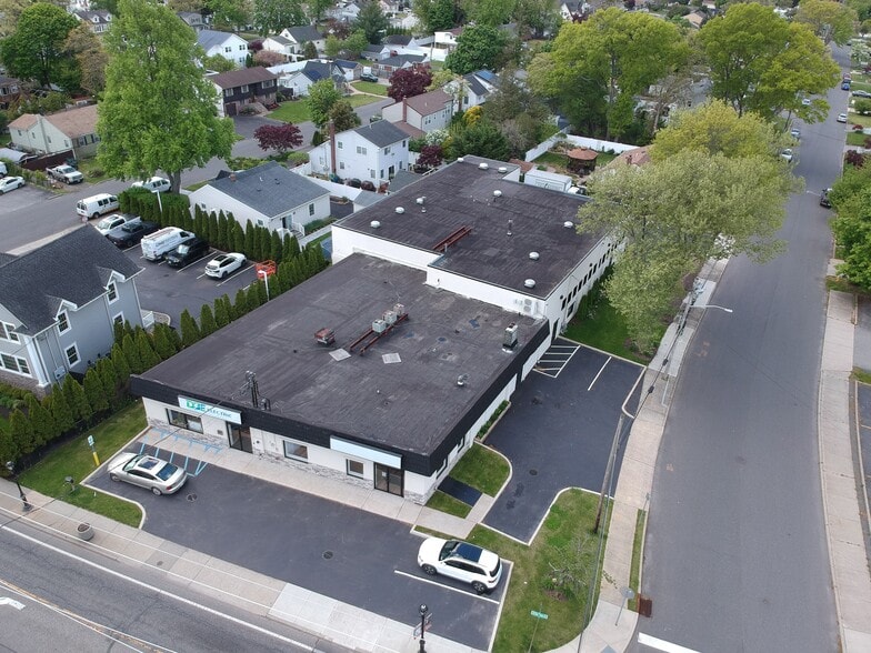 More Photos Of 980 Little East Neck Rd, West Babylon Showroom For Lease