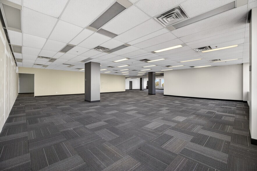 More Photos Of 455 Boul Fénelon, Dorval Medical For Lease
