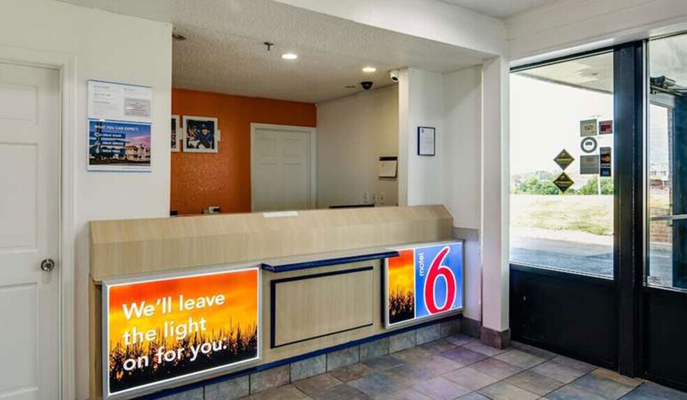 More Photos Of 31 N Green Bay Rd, Waukegan Hotel For Sale