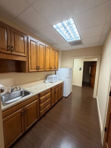 More Photos Of 6801 River Rd, Columbus Medical For Lease
