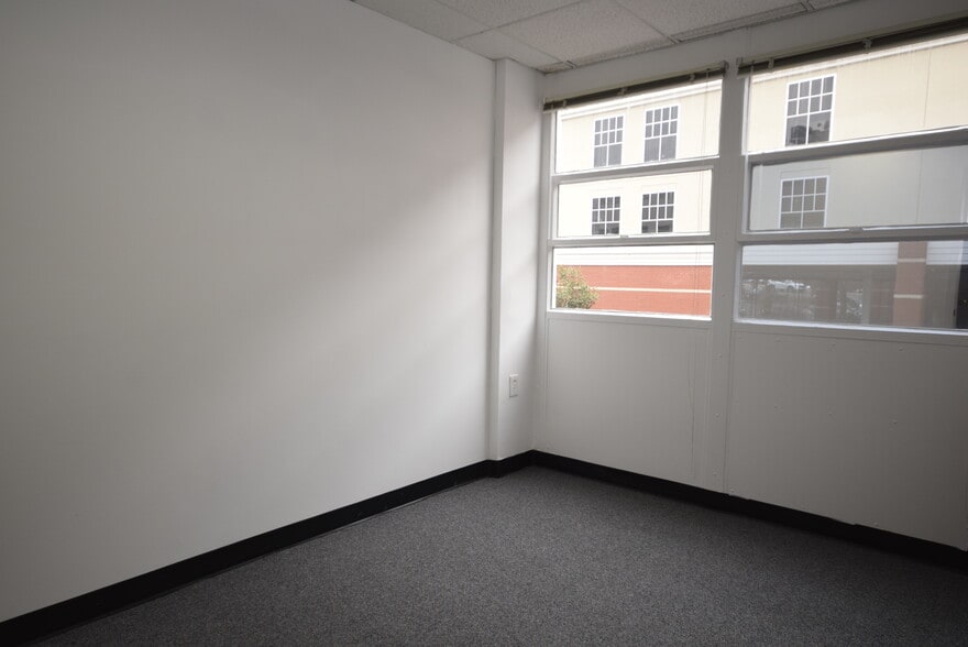 More Photos Of 1340 Old Chain Bridge Rd, McLean Office For Lease