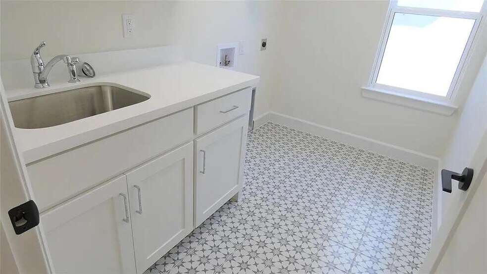 More Photos Of 5614 Anita St, Dallas Dormitory For Sale
