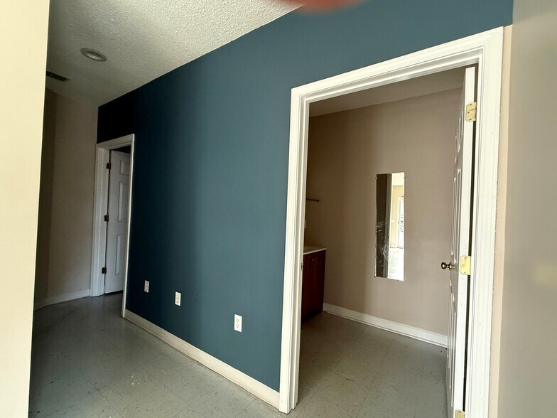 More Photos Of 117 Park Rd, Lexington Showroom For Sale