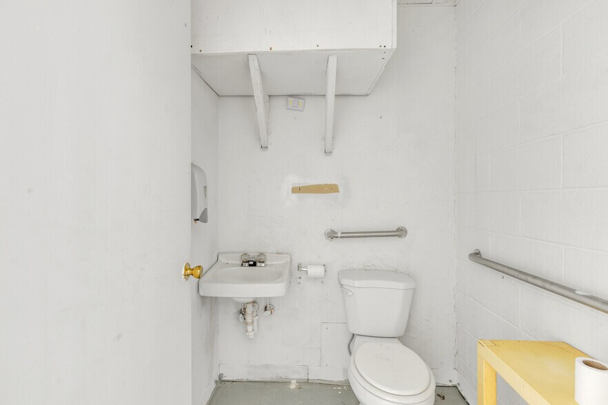 More Photos Of 1020-1048 N Douglas Blvd, Oklahoma City Storefront Retail Office For Sale