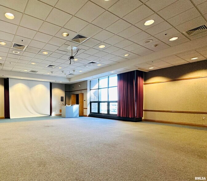 More Photos Of 113 SW Adams St, Peoria Office For Sale