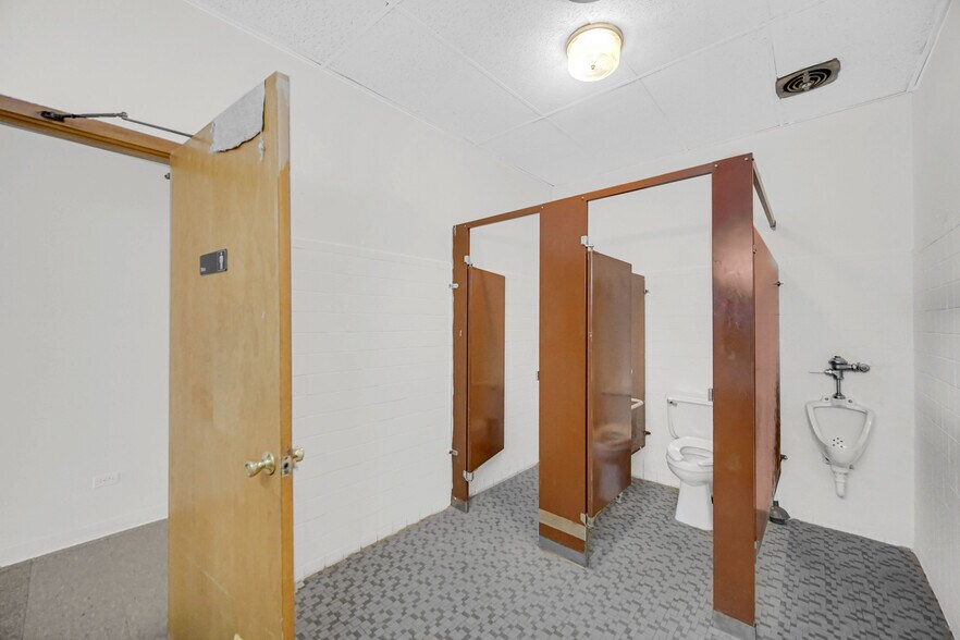 More Photos Of 2201 W Roosevelt Rd, Broadview Office For Sale