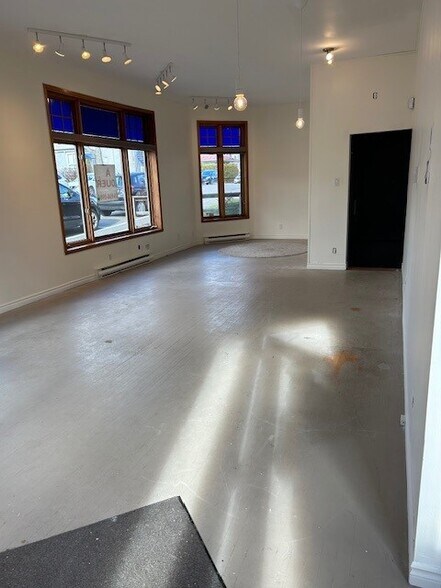 More Photos Of 118 Rue Principale E, Sainte-agathe-des-monts Office For Lease