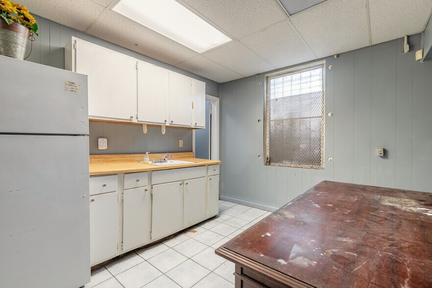 More Photos Of 82 N Yonge St, Ormond Beach General Retail For Sale